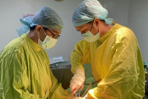 3 giờ phẫu thuật lấy 2 viên sỏi 'khủng' trong bàng quang bệnh nhân