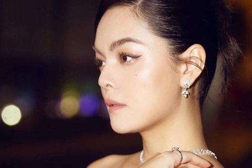 Phát hiện Phạm Quỳnh Anh đã đeo nhẫn ngón áp út, đây có phải là nhẫn cầu hôn?