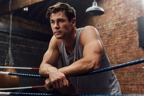 Nam thần Chris Hemsworth nhịn uống nước mỗi khi có cảnh 'thoát y' khoe cơ bắp