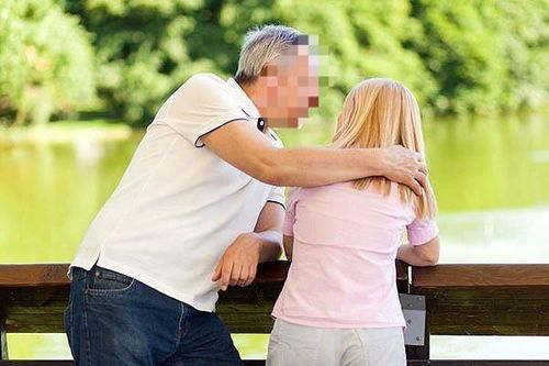 Vì sao ham muốn tình dục suy giảm mà nam giới ở độ tuổi này vẫn ngoại tình, nhất là với các cô gái trẻ?