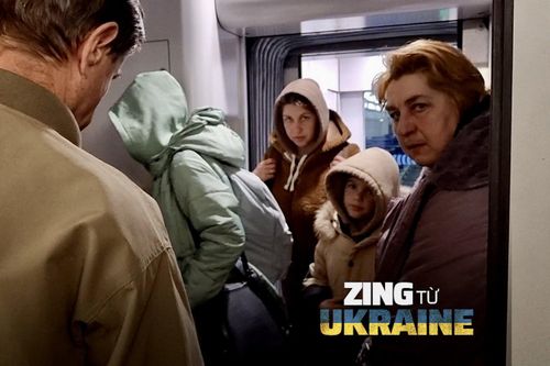 Những người Ukraine đi tàu ngược về chiến trường Kyiv