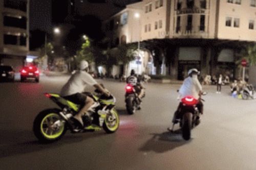 'Ớn lạnh' với hung thần môtô phân khối lớn ở TP.HCM