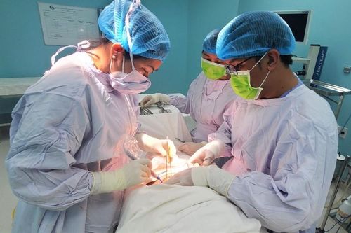 Bệnh viện tuyến quận mổ thành công bệnh nhân mang khối u 5kg