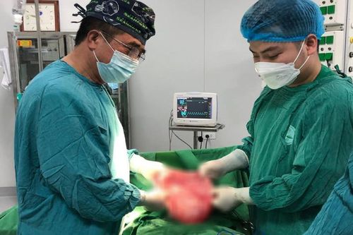 Đau bụng liên tục kèm khó thở, vào viện khám phát hiện khối u nặng gần 12kg