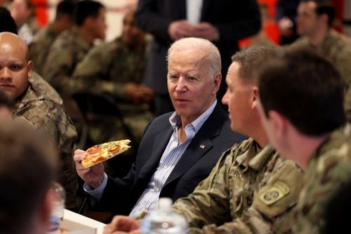 Tổng thống Biden ăn pizza cùng lính Mỹ ở Ba Lan