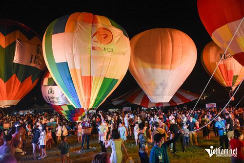 Biển người chen chân ngắm đêm hoa đăng khinh khí cầu 'soi bóng sông Hồng'