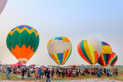 Người dân Thủ đô đổ xô đến vườn nhãn ven sông Hồng ngắm khinh khí cầu