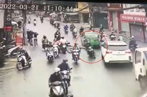 Clip: Đuổi theo tên cướp giật điện thoại, đôi nam nữ bị xịt hơi cay ngã xuống đường bất tỉnh