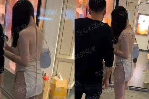 Mặc đồ hở hang 'như đóng khố' đi dạo phố, cô gái khiến người xung quanh chỉ dám cúi mặt