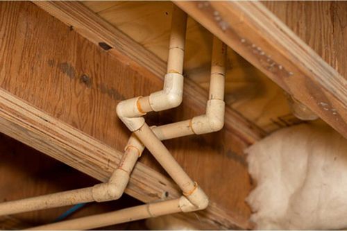 Sống chung với mùi thối suốt 5 năm, cô gái hoảng hồn trước cảnh rùng rợn khi nhờ bạn trai tháo ống nước