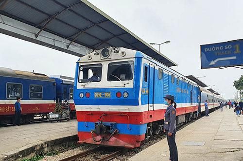 Đường sắt chạy lại đôi tàu khách tuyến Hà Nội-Vinh dịp cuối tuần