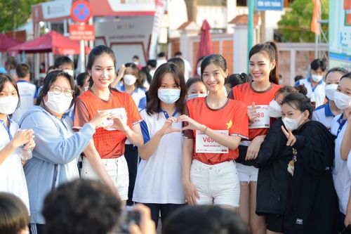 'Chụp lén' Hoa hậu Đỗ Thị Hà và dàn người đẹp trên đường chạy Tiền Phong Marathon