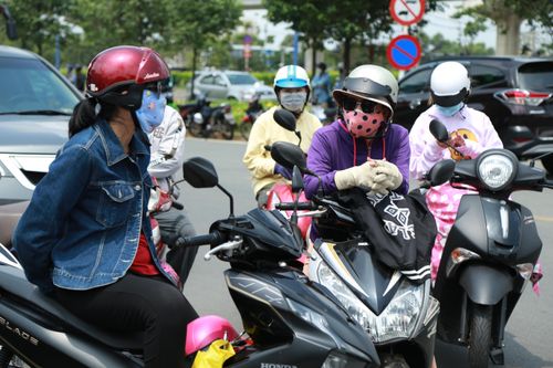 Bạn trẻ cấp tập làm 'bác tài' đưa thí sinh đi in giấy tờ, chở đến tận phòng thi
