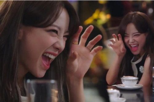 Cùng diễn lố, Kim Se Jeong của Hẹn Hò Chốn Công Sở 'lên như diều gặp gió', người lại bị chê tả tơi