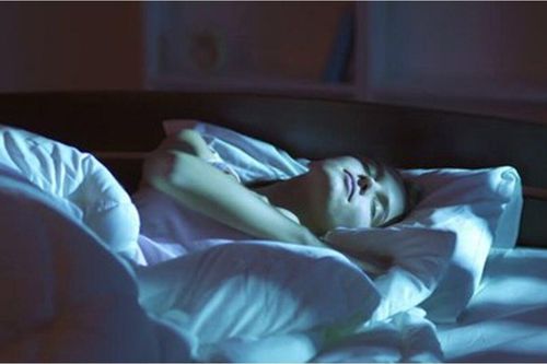 Đang ngủ cạnh chồng bỗng choàng tỉnh vì bị 'mò mẫm' cơ thể, cô vợ kinh hoàng phát hiện sự thật