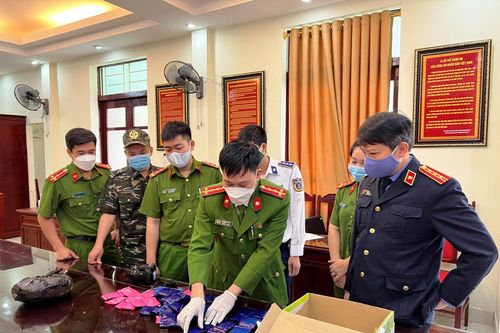 Thanh Hóa: Bắt nữ quái 'ôm' 12.000 viên ma túy tổng hợp từ Lào về Việt Nam