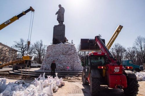 Ukraine hứa điều tra video hành hạ tù binh Nga