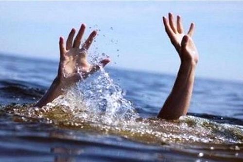 Ông ngoại nghèo bận đi nhặt củi xa, cháu 5 tuổi ở nhà đuối nước tử vong