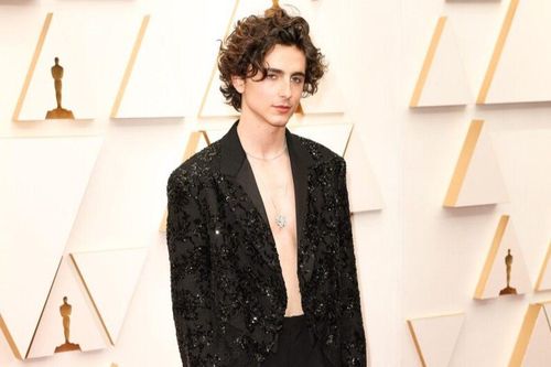 Mỹ nam Timotheé Chalamet khoe ngực trần trên thảm đỏ Oscar, chị em dạt hết ra!