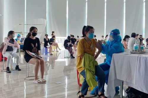 Việt Nam đã đúng khi ưu tiên tiêm chủng trước khi mở cửa hoàn toàn