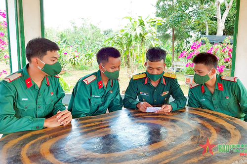 'Bệ đỡ' của chiến sĩ mới và thân nhân