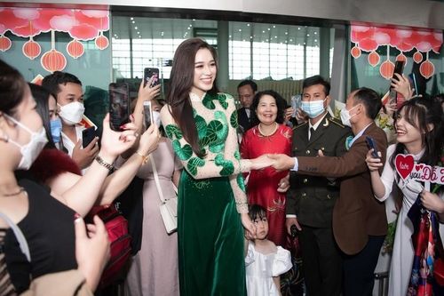 Đỗ Thị Hà trở về thăm quê sau thành tích Top 13 Miss World 2021