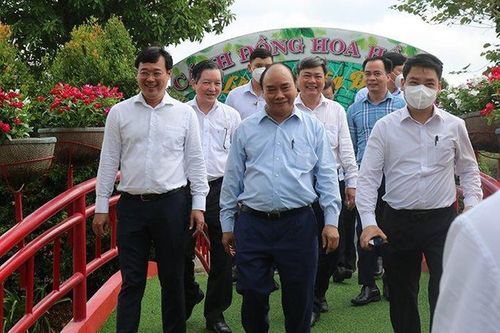 Chủ tịch nước Nguyễn Xuân Phúc khuyết khích người nông dân tham gia Hội quán để cùng nhau phát triển du lịch