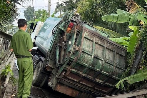Cần Thơ: Cầu thủy lợi sập do xe rác tải trọng lớn hơn đi qua