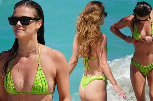 Tình cũ của tài tử Leonardo DiCaprio lẻ loi đi biển đón tuổi mới