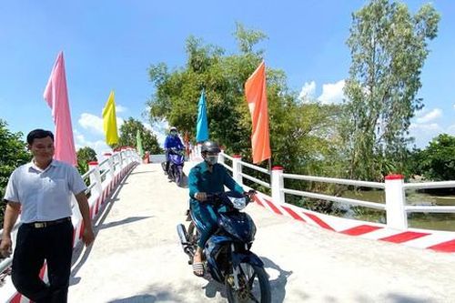Khánh thành cầu Hy Vọng và triển khai hỗ trợ các em nhỏ mồ côi do COVID-19 đến trường