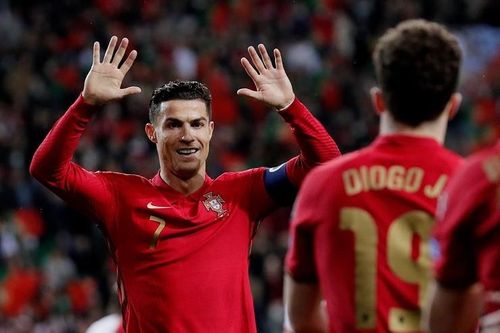 Tổng thống Bắc Macedonia 'hù dọa' Ronaldo trước trận play-off