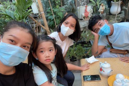 Con gái Mai Phương lên chùa thắp hương cho mẹ tròn 2 năm ngày giỗ