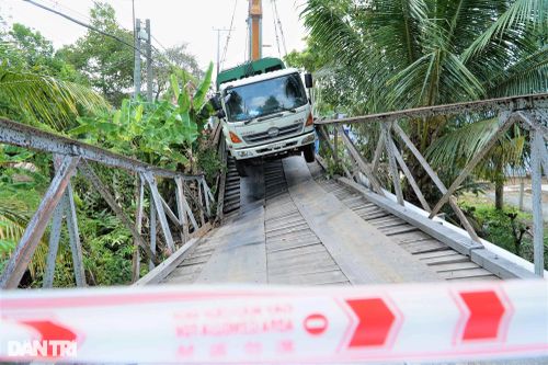 Đi nhầm đường, xe rác làm sập cầu