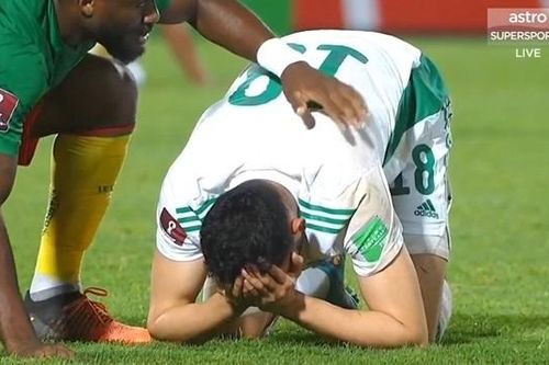 Cầu thủ Algeria khóc khi mất vé World Cup ở phút 120+4