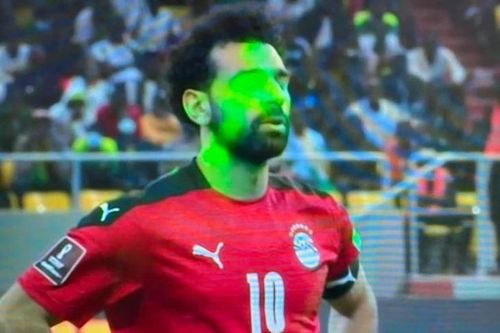 Salah bị chiếu laser trước khi đá hỏng phạt đền