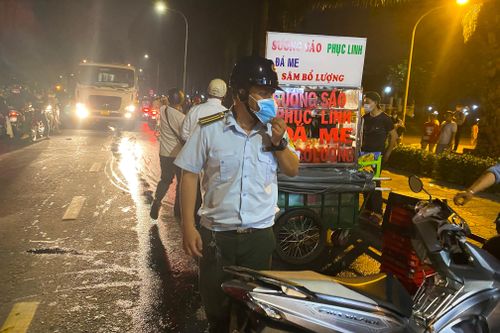 Gặp tổ công tác, người bán hàng rong ở công viên Gia Định tháo chạy