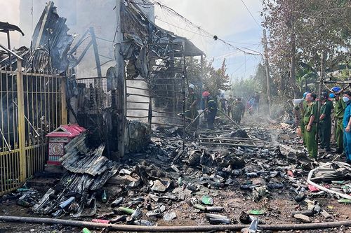 Cháy lớn ở miền Tây, khói lửa cuồn cuộn kèm tiếng nổ vang trời