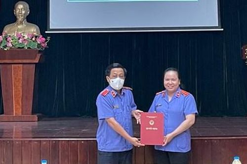 Đại diện Văn phòng VKSND tối cao tại TP HCM kết nạp đảng viên mới