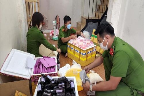 Tạm giữ lượng lớn thực phẩm chức năng, kem trộn không rõ nguồn gốc
