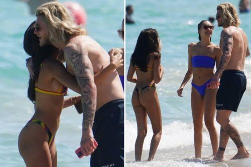'Thánh' Karius liên tục gã gẫm các cô gái trên bãi biển