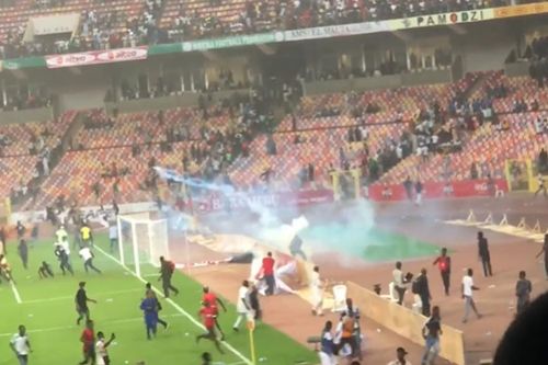 CĐV đập phá SVĐ sau khi Nigeria mất vé dự World Cup