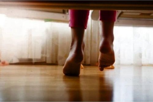 Sau khi chia tay bạn trai, cô gái thường nghe tiếng động lạ mỗi đêm, tá hỏa phát hiện sự thật dưới giường