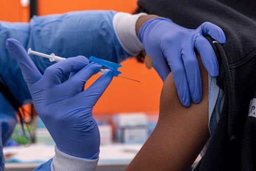 Mỹ cấp phép tiêm mũi vaccine Covid-19 thứ tư và thứ 5