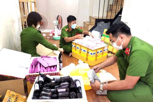 Công an đột kích cơ sở điều chế kem làm trắng da, cao tan mỡ bụng trái phép