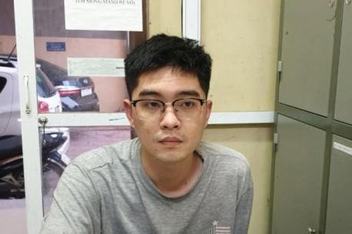 Tên cướp bịt kín mặt, dùng bom xăng đe dọa nhân viên ngân hàng