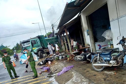 Xe tải tông xe máy, xe đạp, 4 người đi viện