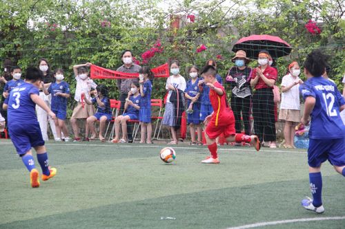 Những pha bóng 'đã mắt' của học sinh Tiểu học