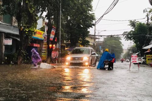 Mưa lớn kéo dài, nhiều tuyến đường Quảng Ngãi ngập trong biển nước