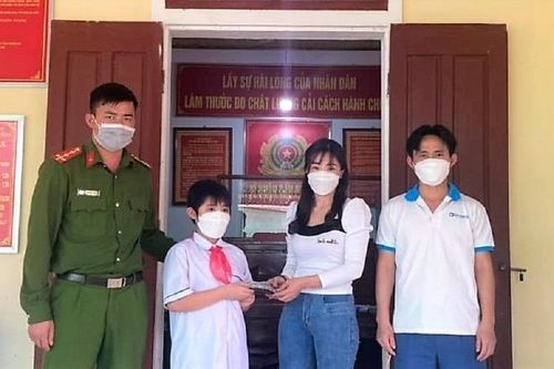 Nhặt được ví có gần 20 triệu đồng trước cổng, hai em nhỏ gửi công an tìm người đánh rơi