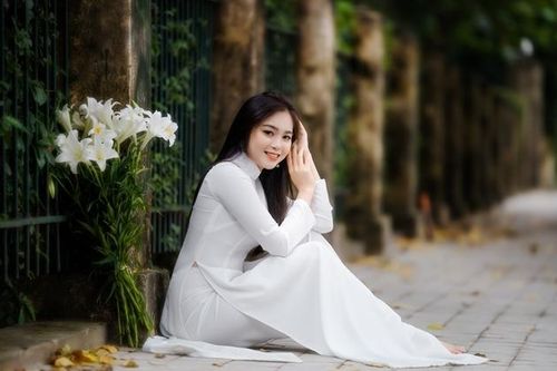 Hoa loa kèn đầu mùa 'ngỡ ngàng' xuống phố phường Thủ đô